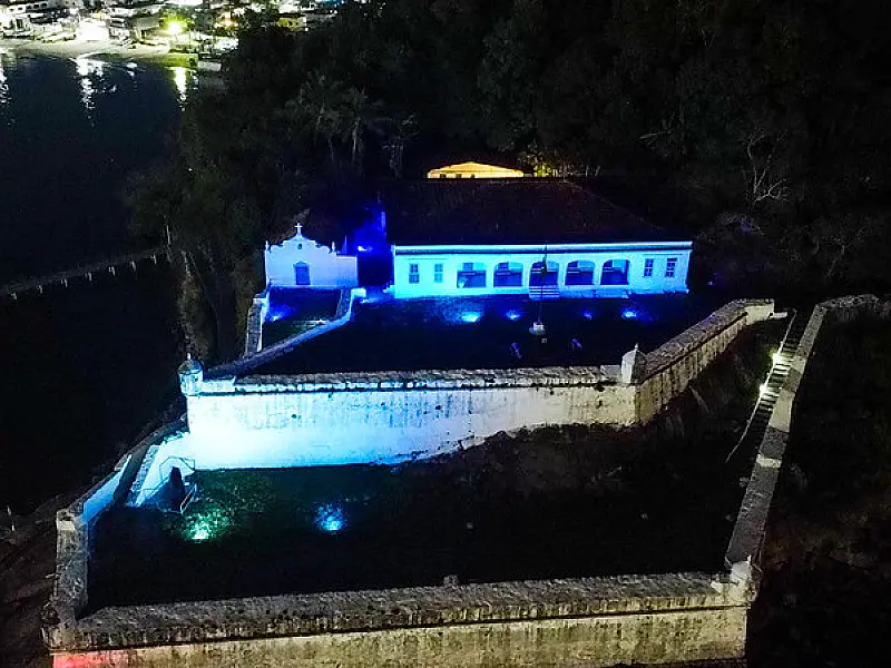 Fortaleza da Barra tem iluminação azul para alertar sobre afogamentos