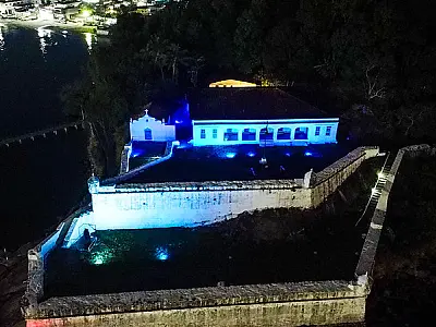 Fortaleza da Barra tem iluminação azul para alertar sobre afogamentos