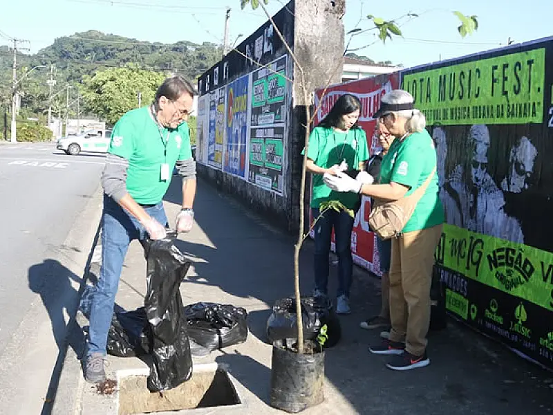 Plantio de árvores em morro de Santos reforça compromisso com a conservação do ambiente