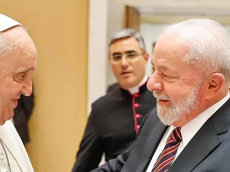 Lula e comitiva desembarcam em Roma para funeral do papa Francisco