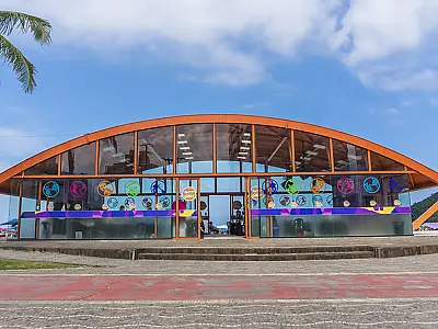 Projeto 'circo na praia: uma família excêntrica' chega à Bertioga com espetáculo e workshop gratuito