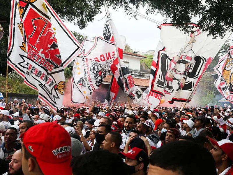 Justiça volta a proibir bandeira com mastro nos estádios de SP