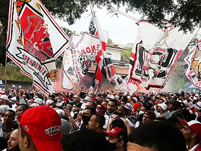 Justiça volta a proibir bandeira com mastro nos estádios de SP