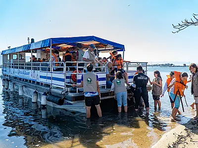 Barco Escola 'Arca do Saber' realiza saída no Dia Mundial da Limpeza de Praias e Rios