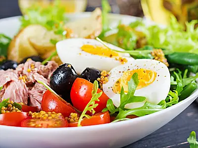 Comer antes de dormir aumenta a fome e diminui o gasto calórico, diz estudo