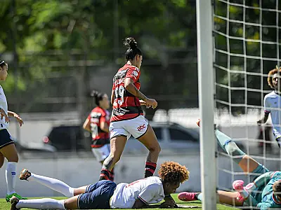 Flamengo vence Bahia e assume liderança do Brasileiro Feminino