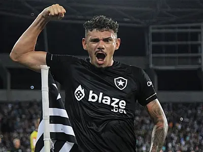 Palmeiras ganha clássico, mas Botafogo sustenta ponta do Brasileiro