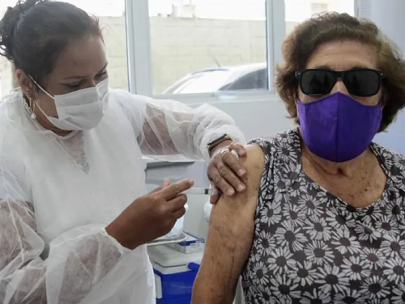 Santos e Praia Grande começam a aplicar 4ª dose em idosos acima de 80 anos nesta terça