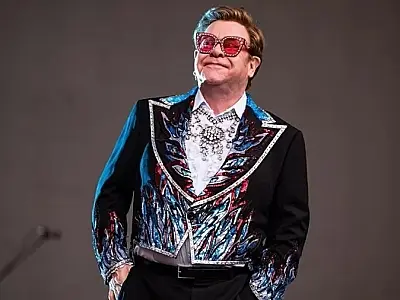 'Não consigo ver o palco', diz Elton John sobre perda da visão em peça
