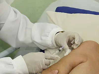 Cidade do Guarujá começa a vacinar contra a gripe os pacientes acamados