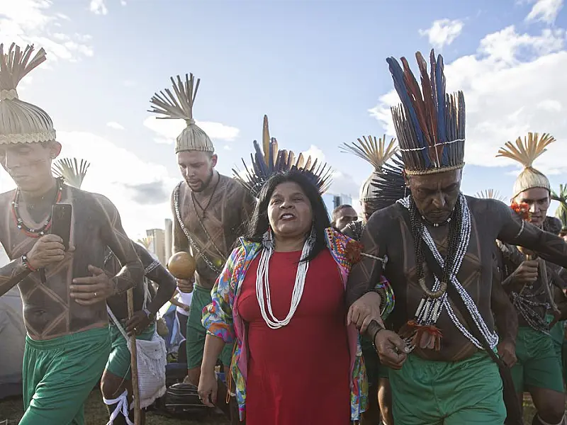 Indígenas chegam em Brasília para o Acampamento Terra Livre