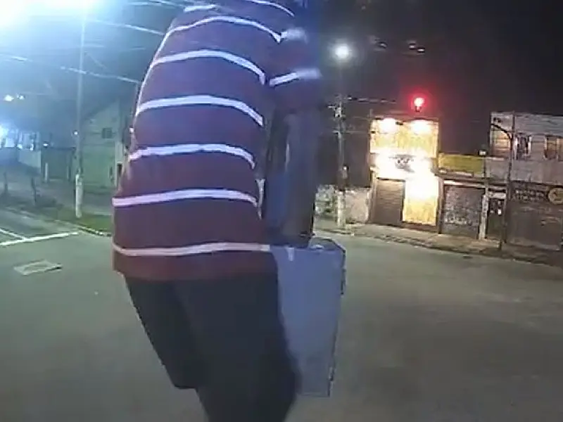 Totem flagra furto de semáforo e GCM de São Vicente detém dupla infratora