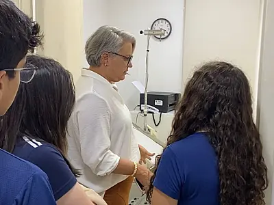 "Programa Portas Abertas" leva jovens ao Atz Day Hospital, em Santos