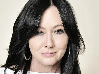 Shannen Doherty, que luta contra doença, afirma que câncer se espalhou para o cérebro