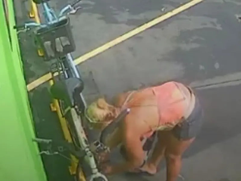 Mulher é flagrada furtando bicicletas em estacionamento no Canal 5; veja o vídeo