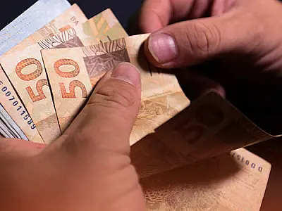 Especialista em finanças orienta brasileiros sobre o uso estratégico do 13º Salário para começa