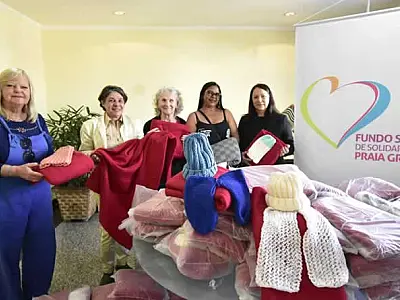 Voluntárias doam peças de crochê e cerca de 150 cobertores para Campanha do Agasalho de Praia Grande