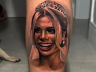 MC Guimê surpreende Lexa e faz tatuagem com o rosto dela na perna