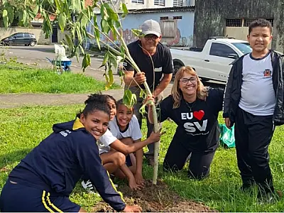 Alunos da rede municipal plantam mais de 200 mudas de árvores em praças de São Vicente