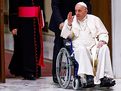 Papa Francisco aparece em cadeira de rodas pela primeira vez