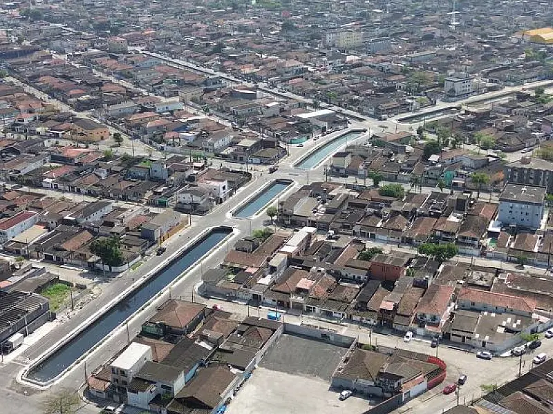 Instalação de comportas avança e obra de canal está prestes a ser concluída em São Vicente
