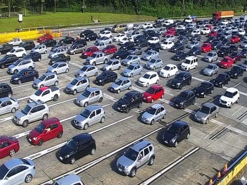 Mais de 70 mil veículos já desceram a serra para passar o Carnaval na Baixada Santista