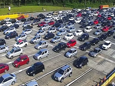 Mais de 70 mil veículos já desceram a serra para passar o Carnaval na Baixada Santista