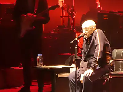 Phil Collins se aposenta após último show com a banda Genesis em Londres