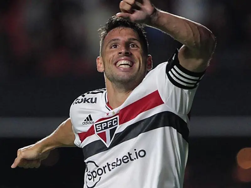 Calleri brilha com três gols e São Paulo goleia o Athletico-PR na estreia