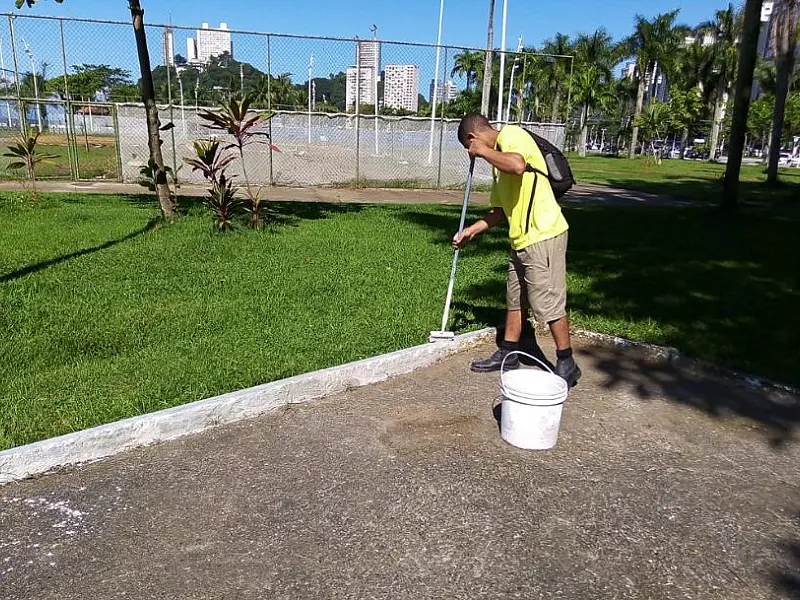 Praia do Itararé recebe serviços de zeladoria do programa "Pra cima"