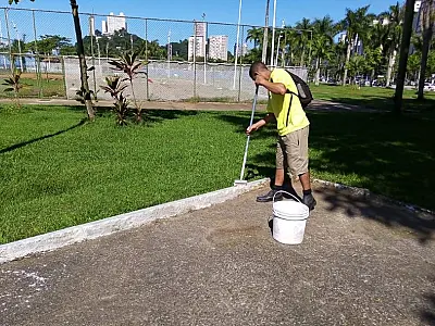 Praia do Itararé recebe serviços de zeladoria do programa "Pra cima"