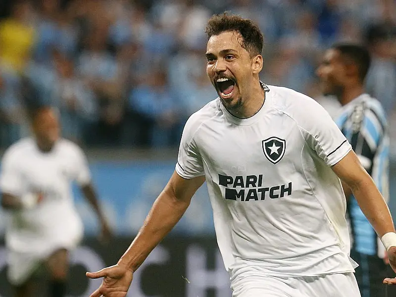 Brasileiro: Botafogo suporta pressão, bate Grêmio e segue soberano