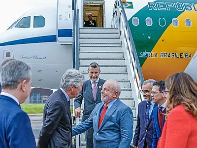 Lula chega a Londres para coroação do Rei Charles III