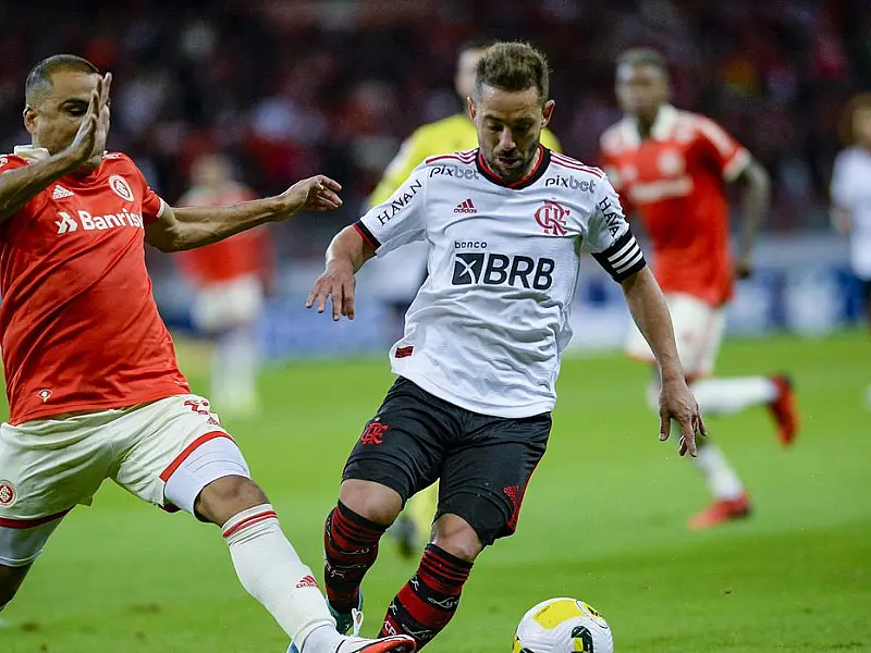 Com time titular, Flamengo encara vice-líder Internacional
