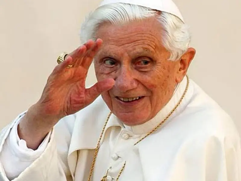 Bento 16 é velado no Vaticano com fila de milhares de pessoas