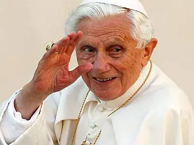 Bento 16 é velado no Vaticano com fila de milhares de pessoas