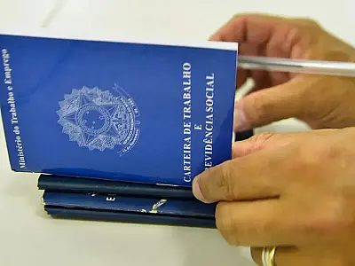Empregos com carteira assinada batem recorde, segundo IBGE