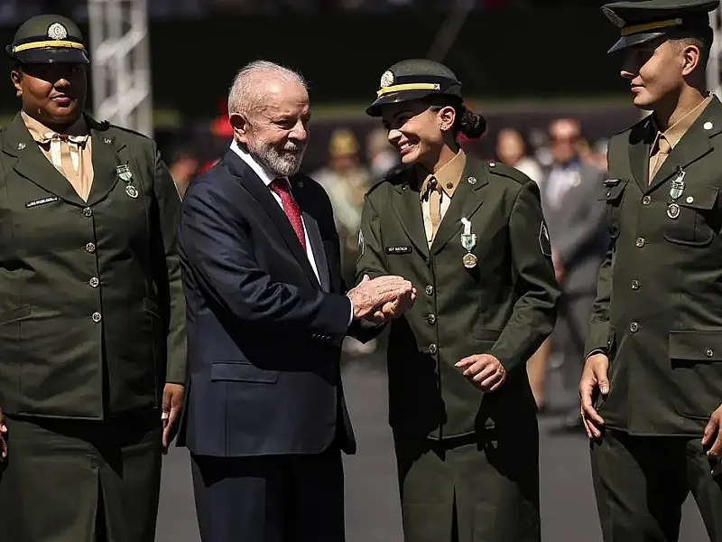 Atletas olímpicos brasileiros são condecorados com medalha do Exército