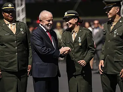 Atletas olímpicos brasileiros são condecorados com medalha do Exército