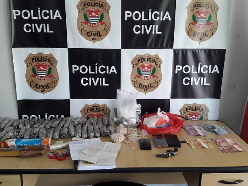 Polícia Civil encontra mais de 1.800 porções de drogas em residência de casal