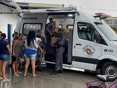 Policiais entregam cestas básicas e brinquedos em comunidades do litoral paulista