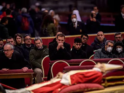 Sob liderança de papa Francisco, Vaticano enfim se despede de Bento 16