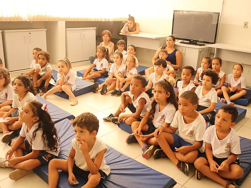 Animação leva alunos da UME Eunice Caldas, em Santos, a refletir sobre o papel da mulher