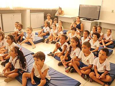 Animação leva alunos da UME Eunice Caldas, em Santos, a refletir sobre o papel da mulher