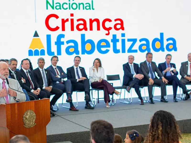 Governo deve investir R$ 3 bilhões para alfabetização na idade certa