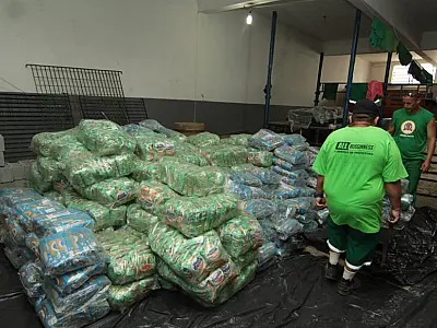 Santos recebe 15t de alimentos para vítimas das chuvas do Litoral Norte