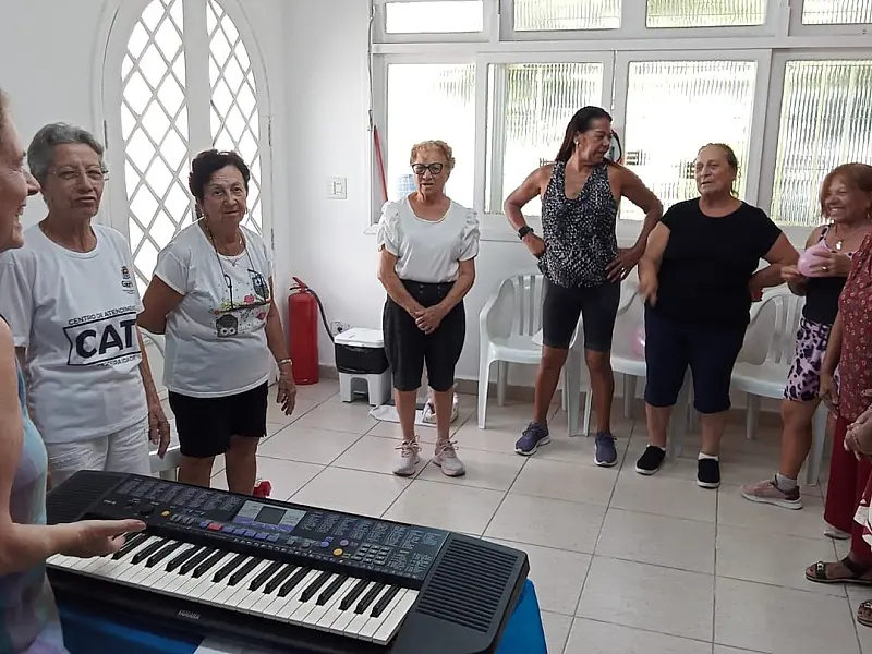 Guarujá promove oficinas de canto para idosos com repertório de marchinhas de Carnaval