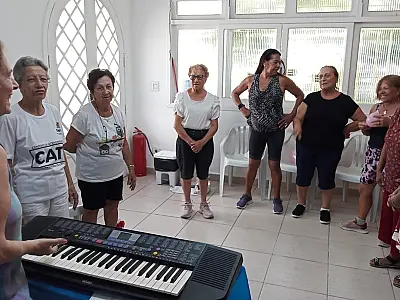 Guarujá promove oficinas de canto para idosos com repertório de marchinhas de Carnaval