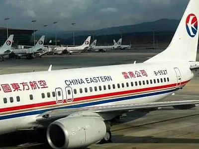 Avião com 132 pessoas a bordo cai na China