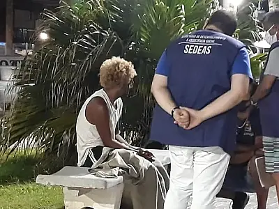 Guarujá amplia abordagem social aos moradores de rua devido ao clima frio severo